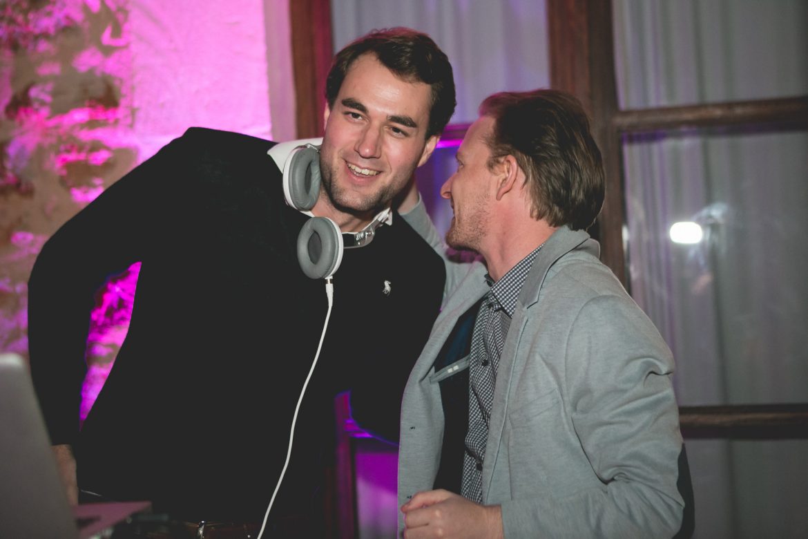 Mit unserem DJ bekommen Sie die komplette Tontechnik sowie Licht - Mallorca DJ Service