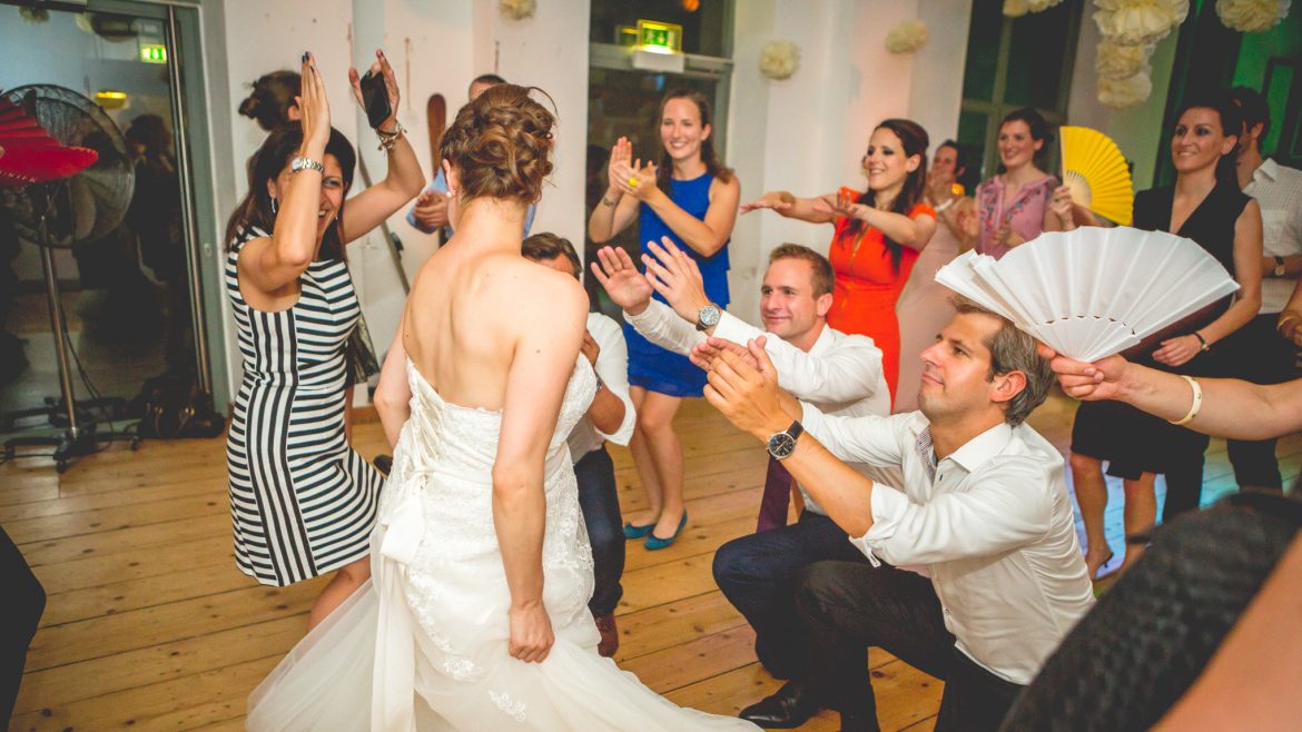 Schöne Paarshootings eignen sich gut im Freien - Hochzeitsfotograf auf Mallorca von Face II Face